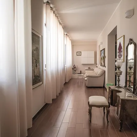 Casa Piano Del Re Apartment *